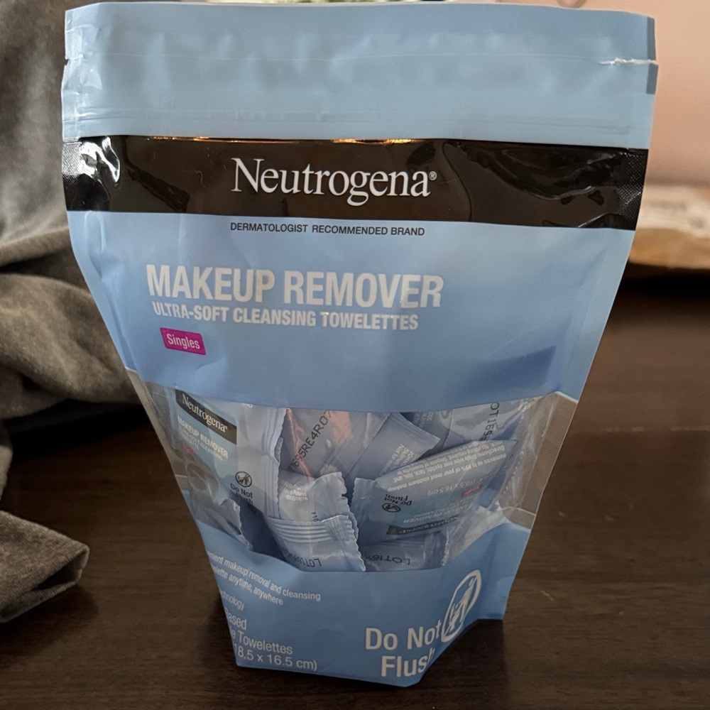 Neutrogena Ultra-Soft Cleansing Towelettes - Blue and Black